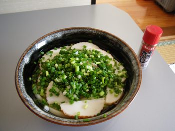 特製、葱いっぱい蒲鉾うどん