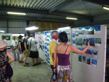 夏祭りでの展示投票の様子