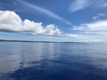 静寂、夏の空と海